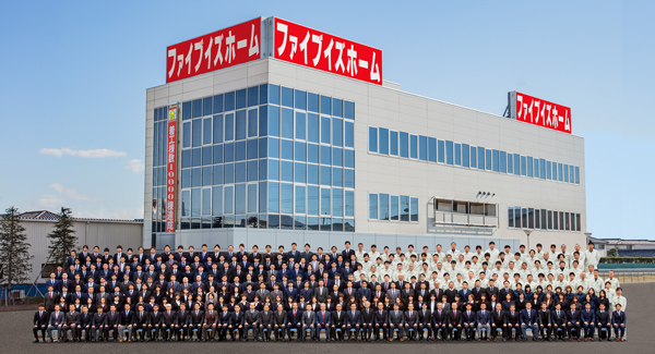 ファイブイズホームの社屋前で撮影した集合写真