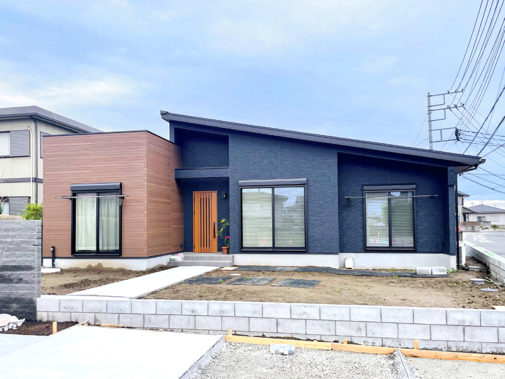 木の温もりを感じる平屋住宅！勾配天井の広々リビング！の施工写真