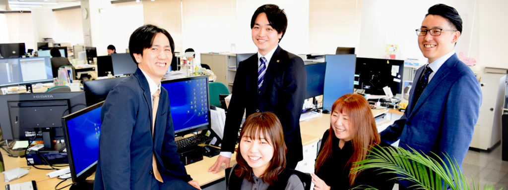 ファイブイズホームのオフィスで働く社員