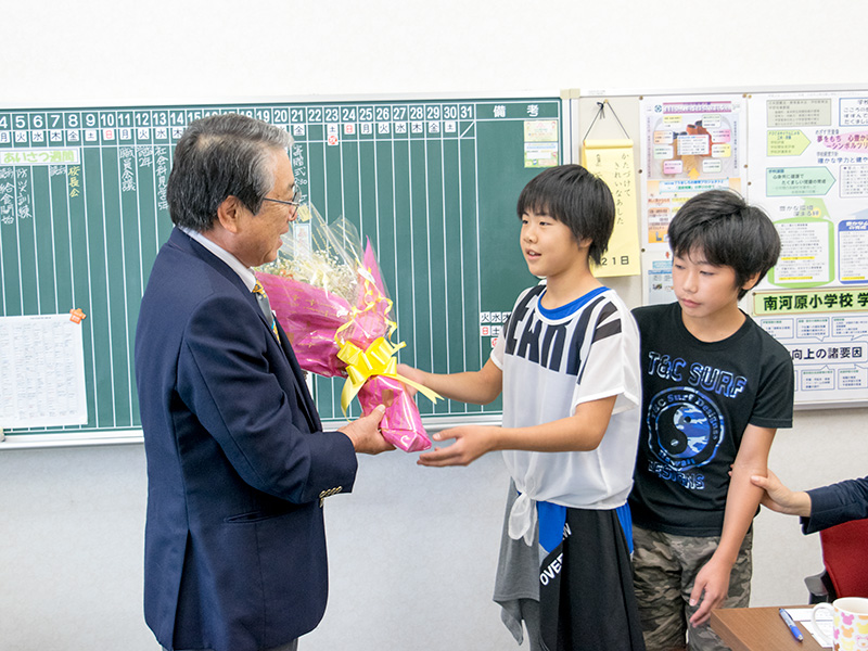贈呈式・南河原小学校の掲載画像