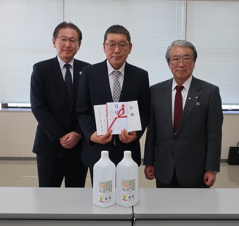 除菌用アルコールリキッド贈呈式の掲載画像