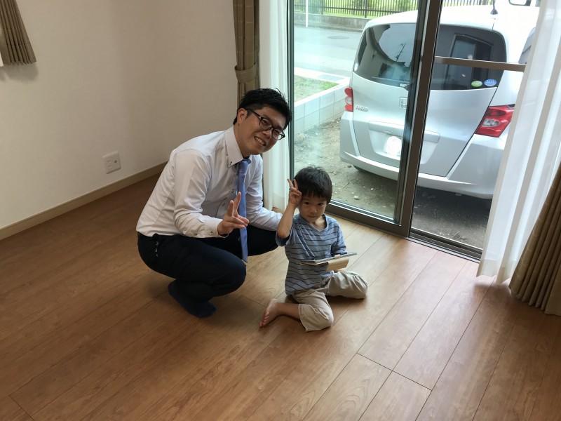かわいらしい、緑色の屋根が特徴の平屋