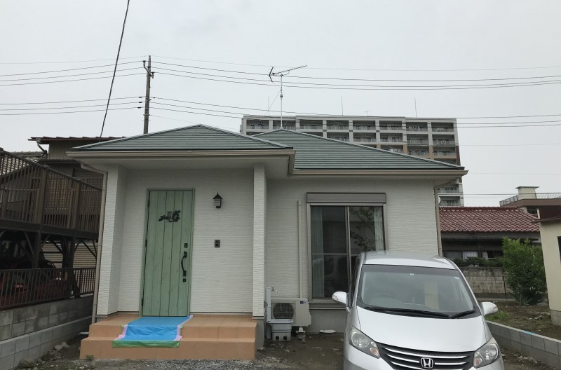 かわいらしい、緑色の屋根が特徴の平屋