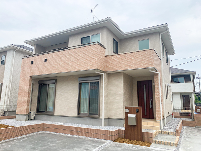 吹き抜けのある暖かい玄関