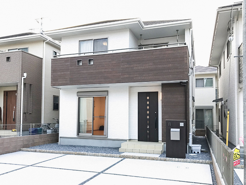 収納と日当たりの良いバルコニーが自慢のお家！！