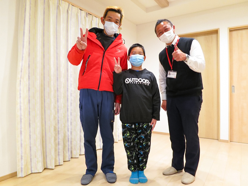 家族の笑顔が集まるセンターリビングの家