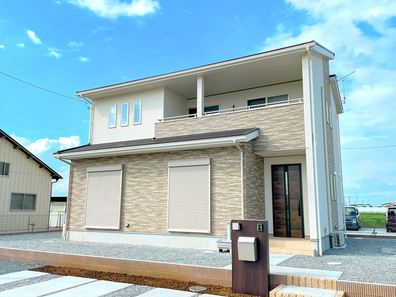 雨に濡れにくい屋根のある大型バルコニー